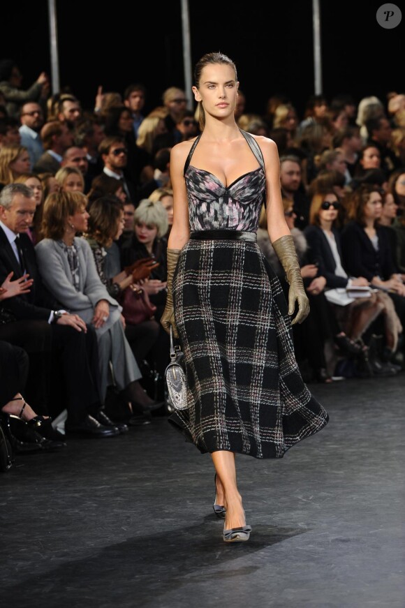 Alessandra Ambrosio au défilé Louis Vuitton le 10 mars à Paris