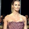 Elle Macpherson au défilé Louis Vuitton le 10 mars à Paris
