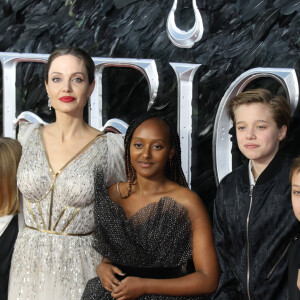 Il s'agit de Pax Thien.
Angelina Jolie et ses enfants Vivienne, Zahara, Shiloh et Knox Jolie-Pitt assistent à l'avant-première du film "Maléfique : Le Pouvoir du mal" à l'Imax Odeon de Londres, le 9 octobre 2019.