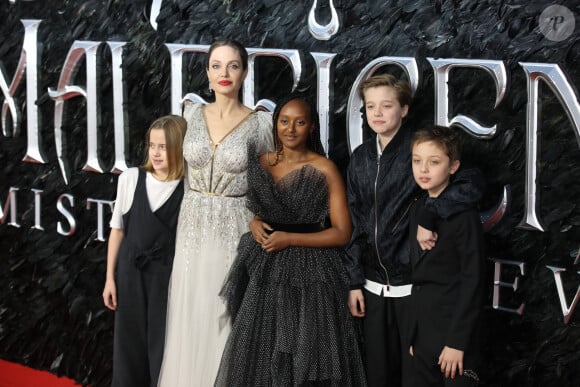 Il s'agit de Pax Thien.
Angelina Jolie et ses enfants Vivienne, Zahara, Shiloh et Knox Jolie-Pitt assistent à l'avant-première du film "Maléfique : Le Pouvoir du mal" à l'Imax Odeon de Londres, le 9 octobre 2019.