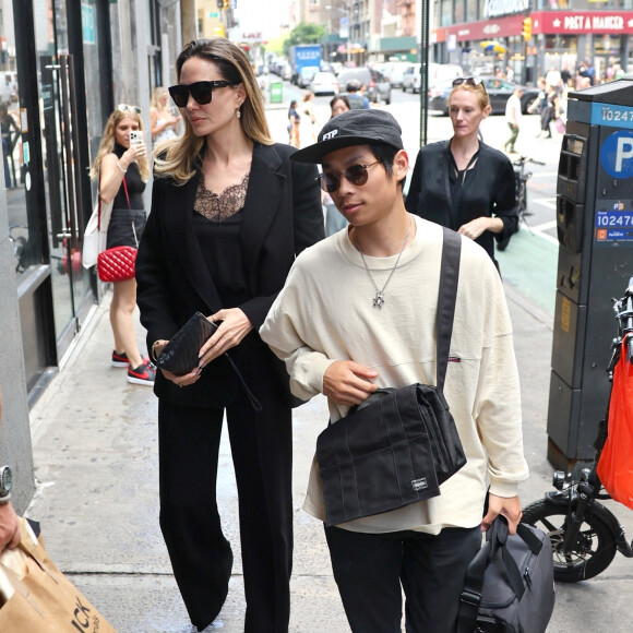 Brad Pitt, qui est déjà en conflit avec son fils Maddox, serait également en guerre froide avec un des autres enfants qu'il a eu avec Angelina Jolie.
Angelina Jolie et son fils Pax à New York.