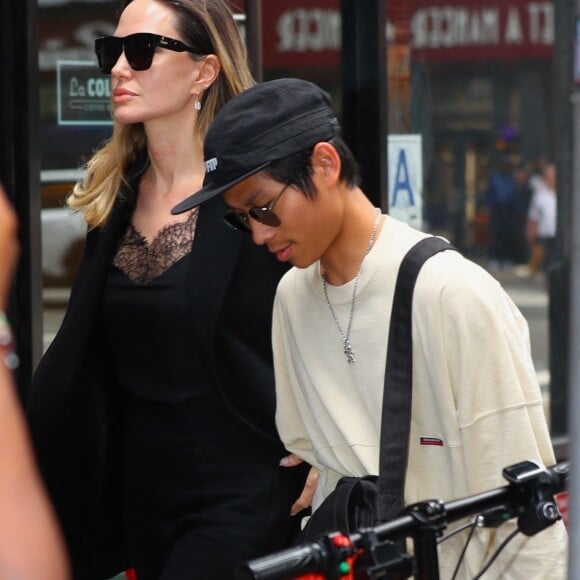 "Tu ne cesses de prouver chaque jour que tu es une personne méprisable. Tu n'as aucune considération et aucune empathie pour tes 4 plus jeunes enfants, qui tremblent de peur en ta présence."
Angelina Jolie et son fils Pax à New York.