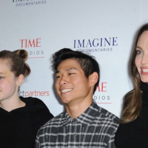 "Tu ne comprendras jamais les dommages que tu as fait à cette famille parce que tu n'en es tout simplement pas capable. Tu as fait vivre à mes proches un véritable enfer."
Shiloh Jolie-Pitt, Angelina Jolie et Pax Thien Jolie-Pitt - Première du film "Paper And Glue: A JR Project" à Los Angeles le 18 novembre 2021.