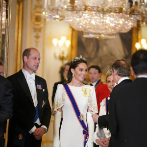 Pour le dîner d'Etat en l'honneur du président sud-coréen, Kate Middleton pouvait-elle être encore plus sublime ?
Le prince William et Kate Middleton - Dîner d'Etat en l'honneur du président sud-coréen à Londres, au Buckingham Palace le 21 novembre 2023