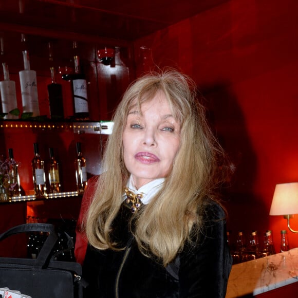 Arielle Dombasle lors de la remise du prix littéraire Castel 2023 au restaurant Castel à Paris le 15 novembre 2023. © Rachid Bellak / Bestimage