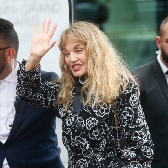Arielle Dombasle - Personnalités au défilé de mode Chanel collection prêt à porter printemps / été 2024 à Paris le 3 octobre 2023. © Christophe Clovis / Bestimage