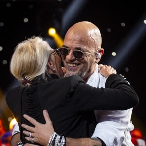 "Sa présence m'a étonné. Elle n'aime pas se montrer et panique sur un plateau."
Exclusif - Pascal Obispo et sa mère Nicole Guérin - Enregistrement de l'émission "L'anniversaire secret" à Paris. Le 7 novembre 2023. © Cyril Moreau / Bestimage