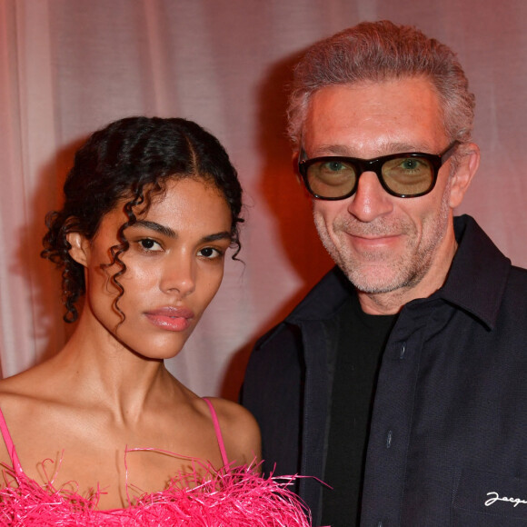 Vincent Cassel et Tina Kunakey sont-ils toujours ensemble ? La réponse n'a pas été donnée mais les principaux intéressés s'affichent sans complexe avec d'autres
Vincent Cassel et Tina Kunakey - Photocall en front row du défilé "Le Raphia" de la maison Jacquemus au Bourget. © Veeren / Clovis / Bestimage 