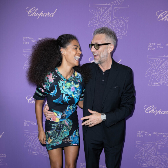 Tina Kunakey et Vincent Cassel - Photocall du dîner du 75ème Festival International du Film de Cannes. Le 24 mai 2022 © Olivier Borde / Bestimage 