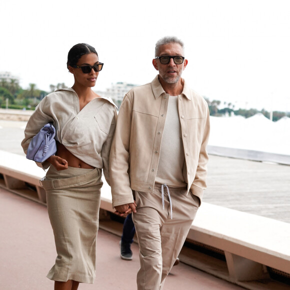 Vincent Cassel et Tina Kunakey se promènent sur la croisette lors du 75ème Festival International du Film de Cannes, le 23 mai 2022. 