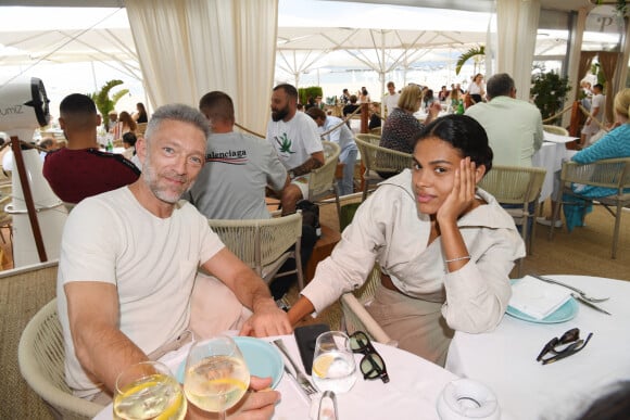 Exclusif - Vincent Cassel et Tina Kunakey au restaurant La Môme Plage lors du 75ème Festival International du Film de Cannes, France, le 23 mai 2022. © Rachid Bellak/Bestimage 