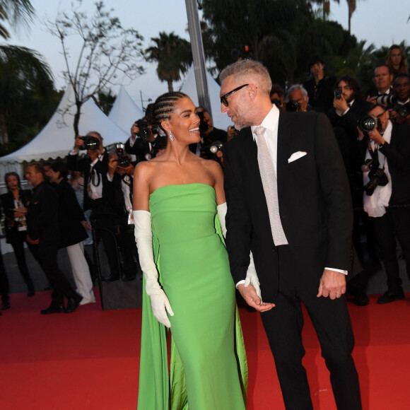 Tina Kunakey et Vincent Cassel - Montée des marches du film " Les crimes du futur " lors du 75ème Festival International du Film de Cannes. Le 23 mai 2022 © Rachid Bellak / Bestimage 