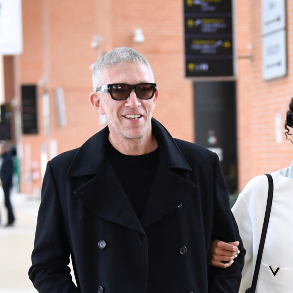 Vincent Cassel et Tina Kunakey arrivent à l'aéroport international de Venise - Marco Polo et prennent un bateau-taxi, à Venise, Italie, le 21 avril 2022. 