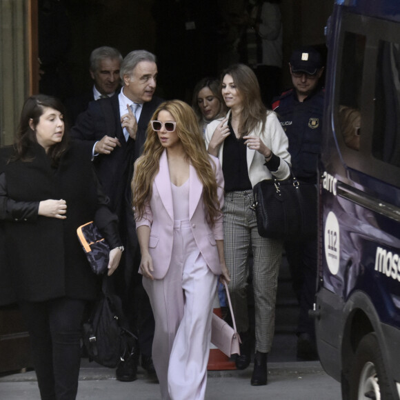 La chanteuse Shakira avec ses avocats, Pau Molins, Miriam Company, à la sortie de l'Audiencia Nacional après avoir trouvé un accord dans le cadre de son procès pour fraude fiscale présumée de 14,5 millions d'euros. Barcelone, le 20 novembre 2023, à Barcelone.
