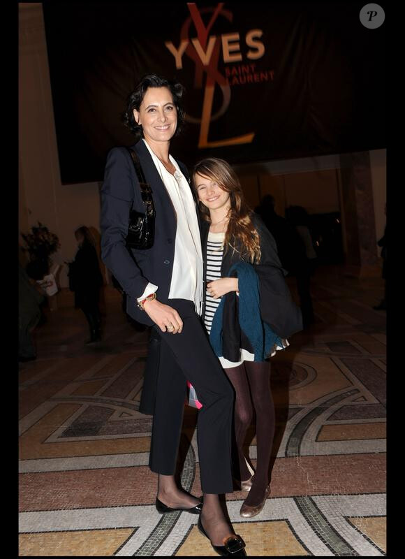 Inès de la Fressange et sa fille au vernissage de l'exposition YSL au Petit Palais le 10 mars 2010