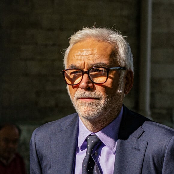 Pascal Praud - Obsèques du journaliste Jean-Pierre Elkabbach au cimetière du Montparnasse dans le 14e arrondissement de Paris, le 6 octobre 2023. © Pierre Perusseau/Bestimage