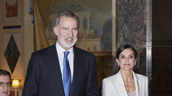 PHOTOS Letizia d'Espagne sublime en tailleur immaculé et dentelle, son mari Felipe toujours blessé