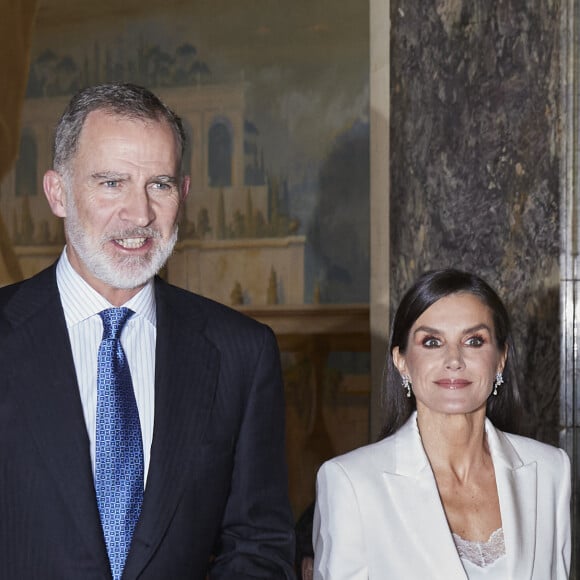 Le roi Felipe VI et la reine Letizia d'Espagne lors de la soirée de remise du Prix de journalisme "Francisco Cerecedo" au Westin Palace Hotel à Madrid le 27 novembre 2023.