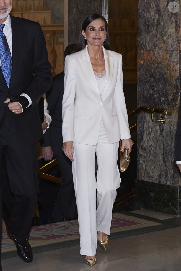 Elle a complété son look avec des petites touches dorées
Le roi Felipe VI et la reine Letizia d'Espagne lors de la soirée de remise du Prix de journalisme "Francisco Cerecedo" au Westin Palace Hotel à Madrid le 27 novembre 2023.