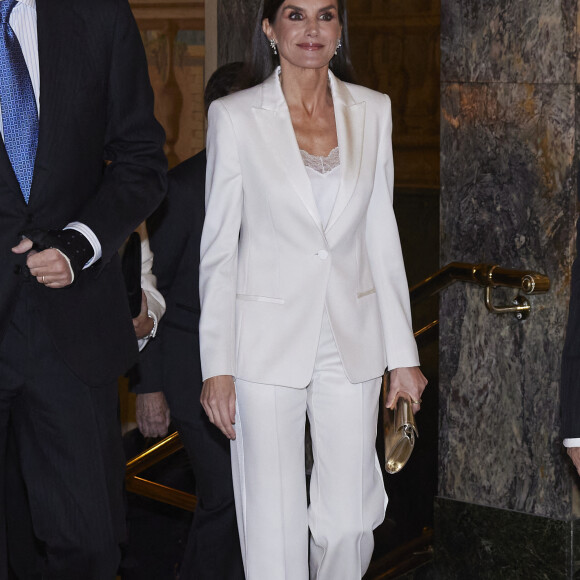 Elle a complété son look avec des petites touches dorées
Le roi Felipe VI et la reine Letizia d'Espagne lors de la soirée de remise du Prix de journalisme "Francisco Cerecedo" au Westin Palace Hotel à Madrid le 27 novembre 2023.