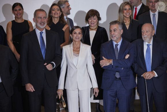Le roi Felipe VI et la reine Letizia d'Espagne lors de la soirée de remise du Prix de journalisme "Francisco Cerecedo" au Westin Palace Hotel à Madrid le 27 novembre 2023.