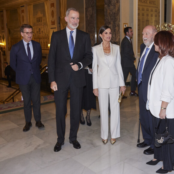 Le roi Felipe VI et la reine Letizia d'Espagne lors de la soirée de remise du Prix de journalisme "Francisco Cerecedo" au Westin Palace Hotel à Madrid le 27 novembre 2023.