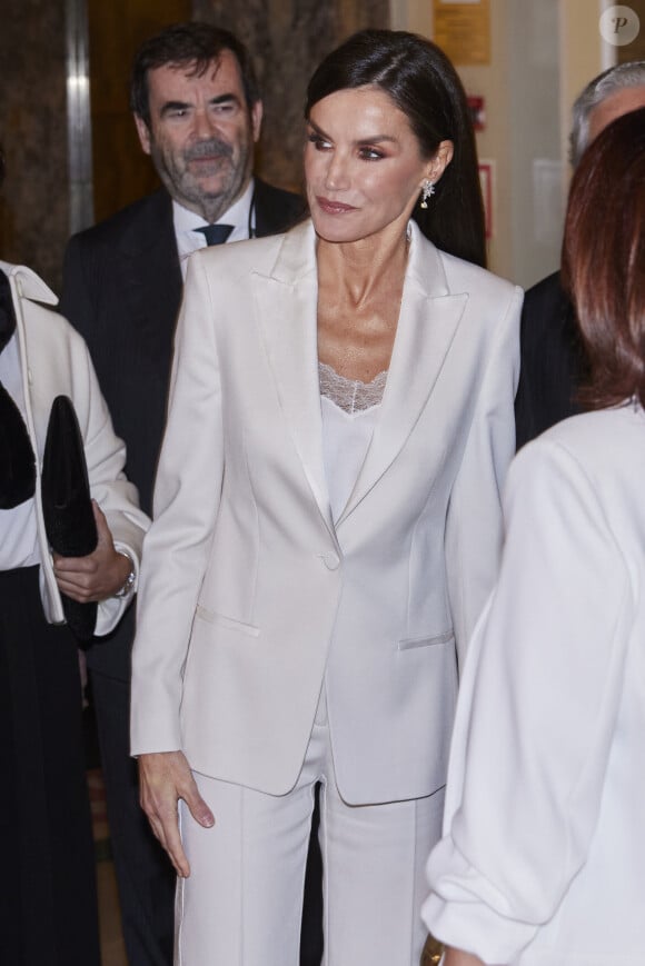 Letizia d'Espagne était lumineuse dans un ensemble blanc Boss à près de 1000 euros
La reine Letizia d'Espagne lors de la soirée de remise du Prix de journalisme "Francisco Cerecedo" au Westin Palace Hotel à Madrid le 27 novembre 2023.