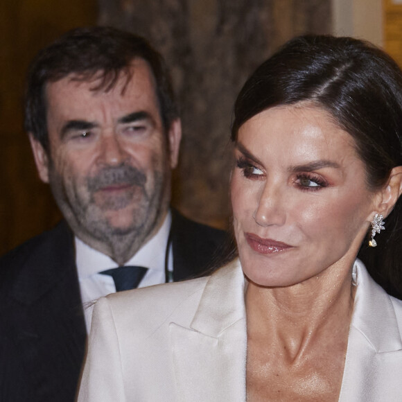 Letizia d'Espagne était lumineuse dans un ensemble blanc Boss à près de 1000 euros
La reine Letizia d'Espagne lors de la soirée de remise du Prix de journalisme "Francisco Cerecedo" au Westin Palace Hotel à Madrid le 27 novembre 2023.