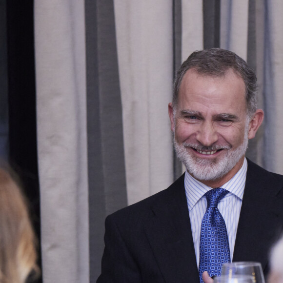 Le roi Felipe VI d'Espagne lors de la soirée de remise du Prix de journalisme "Francisco Cerecedo" au Westin Palace Hotel à Madrid le 27 novembre 2023.