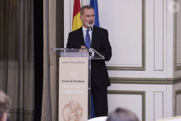 Le roi Felipe VI d'Espagne lors de la soirée de remise du Prix de journalisme "Francisco Cerecedo" au Westin Palace Hotel à Madrid le 27 novembre 2023.