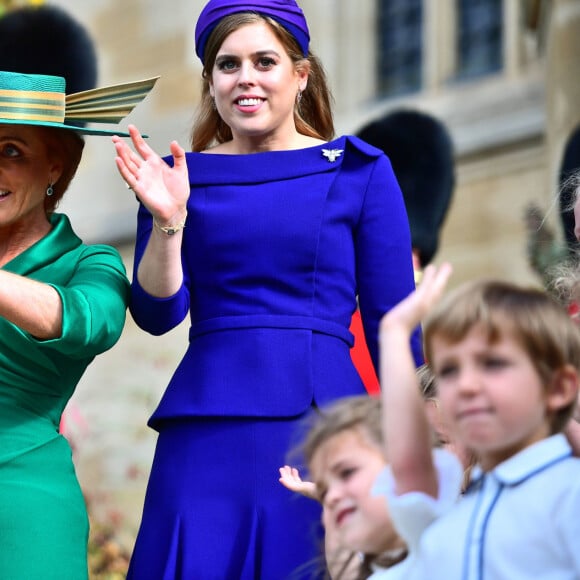 Désormais, la duchesse d'York évoque sans filtre l'impact psychologique que sa maladie a pu avoir sur certains membres de sa famille...
Sarah Ferguson, la princesse Beatrice d'York - Sorties après la cérémonie de mariage de la princesse Eugenie d'York et Jack Brooksbank en la chapelle Saint-George au château de Windsor le 12 octobre 2018.