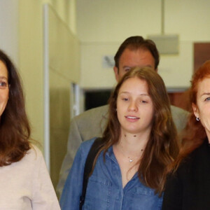 La duchesse d'York, Sarah Ferguson est accueillie par sa soeur Jane Louisa Luedecke (Ferguson) et sa fille à son arrivée à Sydney en Australie le 4 avril 2016.