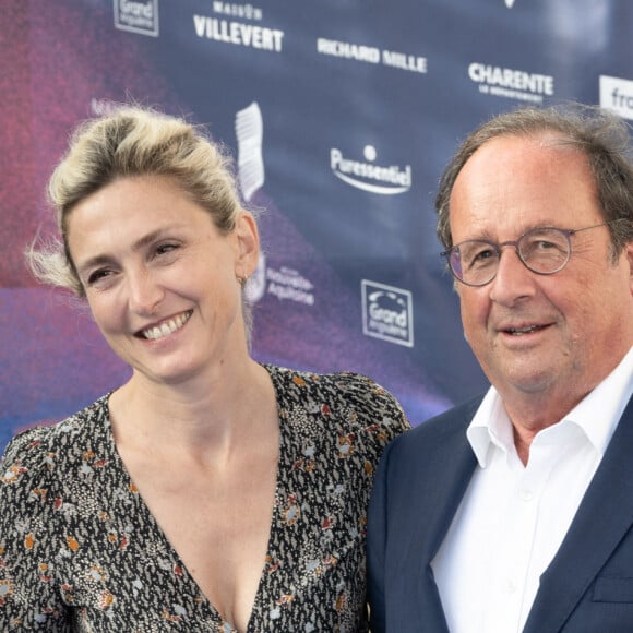 Julie Gayet, habituée aux décisions parfois radicales de cinéaste, n'a pas dû trop lui en tenir rigueur
Julie Gayet et son mari François Hollande aux arrivées sur le tapis bleu de la 16ème édition du festival du film francophone de Angoulême le 25 août 2023. © Coadic Guirec / Bestimage