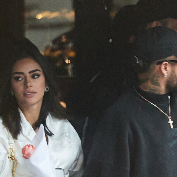 "Je vous informe que je ne suis pas en couple", a déclaré Bruna Biancardi
 
Exclusif - Le joueur du Psg Neymar Jr s'est rendu à l'hôtel "Le Narcisse Blanc", il a ensuite acheté deux roses chez le fleuriste "Julian Fleuriste" pour sa compagne Bruna Biancardi, Paris le 9 janvier 2023.