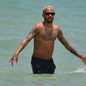 Neymar Jr. - Neymar Jr., sa compagne Bruna Biancardi, sa soeur Rafaella Santos et son compagnon profitent de la plage à Miami, le 11 juin 2022.