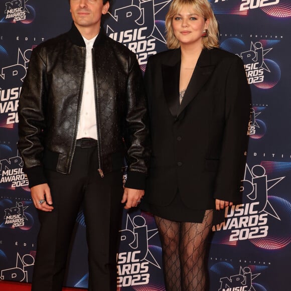 Florian Rossi et sa compagne Louane au photocall de la 25ème cérémonie des "NRJ Music Awards (NMA)" au palais des Festivals et des Congrès de Cannes, France, le 10 novembre 2023. © Dominique Jacovides/Bestimage 