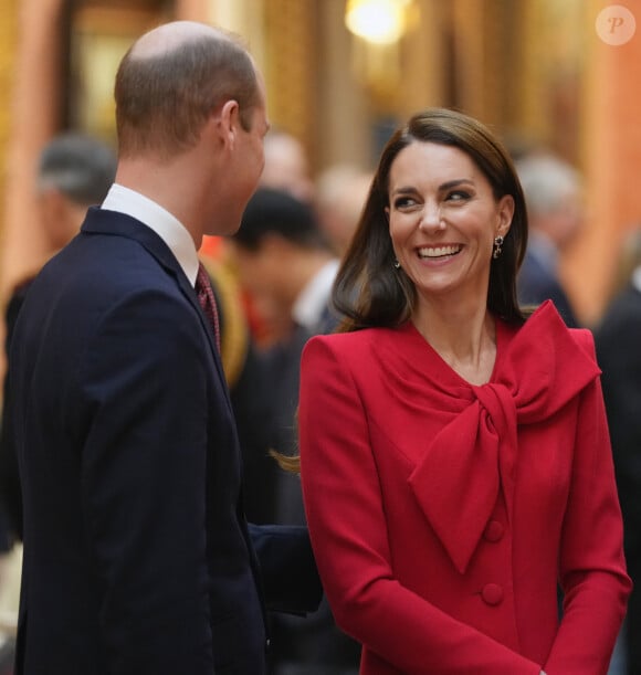 Le prince William, prince de Galles, et Catherine (Kate) Middleton, princesse de Galles, avec Choo Kyungho, vice-premier ministre coréen et Park Jin, ministre coréen des Affaires étrangères, regardent une exposition spéciale d'objets de la collection royale relative à la République de Corée dans la galerie de photos du palais de Buckingham à Londres, Royaume Uni, le 21 novembre 2023. 