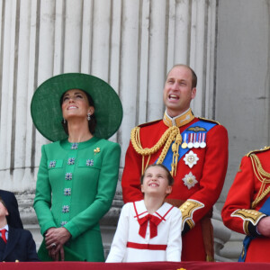 Le prince George, le prince Louis, la princesse Charlotte, Kate Catherine Middleton, princesse de Galles, le prince William de Galles, le roi Charles III - La famille royale d'Angleterre sur le balcon du palais de Buckingham lors du défilé "Trooping the Colour" à Londres. Le 17 juin 2023 