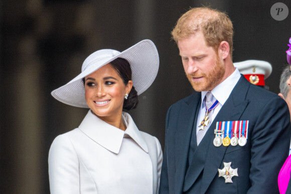 Le prince Harry, duc de Sussex, et Meghan Markle, duchesse de Sussex - Les membres de la famille royale et les invités lors de la messe célébrée à la cathédrale Saint-Paul de Londres, dans le cadre du jubilé de platine (70 ans de règne) de la reine Elisabeth II d'Angleterre. Londres, le 3 juin 2022. 