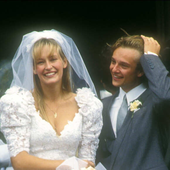 "Ce fut terrible. Mes filles représentent tout pour moi, et l'idée qu'un autre homme puisse un jour partager leur vie me martyrisait le coeur et me mettait complètement à terre", fait savoir David Hallyday à ses lecteurs.
"Mariage de David Hallyday et Estelle Lefébure en Normandie