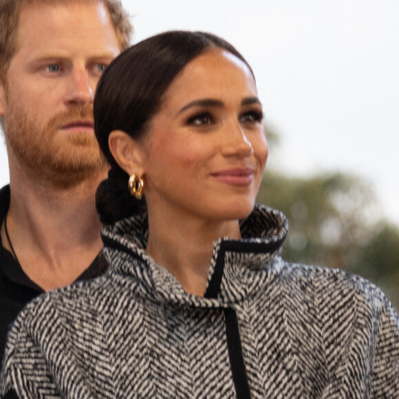 Le prince Harry, duc de Sussex et Meghan Markle, duchesse de Sussex, remettent un prix honorifique à Kevin Costner lors de son gala de charité One805 Live, organisé sur son terrain de polo à Summerland près de Santa Barbara, le 22 septembre 2023. Avec une participation de 10.000 dollars minimum par table, l'élite du comté de Ventura s'est déplacée pour venir en aide aux premiers intervenants dans tout le comté. Au cours de la soirée, marquée par un concert du groupe Maroon 5, de nombreux invités de marque tels que O.Winfrey étaient présents. 