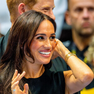 Certains observateurs s'inquiètent du changement de silhouette de la duchesse de Sussex
Le prince Harry, duc de Sussex et Meghan Markle, duchesse de Sussex, participent à une remise de médailles lors des Invictus Games 2023 (Day 4) à Dusseldorf, le 13 septembre 2023. 