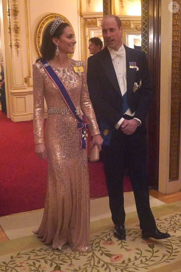 La tenue qu'elle a choisi est la même que celle qu'elle portait au mariage d'Hussein de Jordanie avec Rajwa
Le prince William, prince de Galles et Catherine Kate Middleton, princesse de Galles lors d'une réception pour les corps diplomatiques au palais de Buckingham à Londres le 5 décembre 2023
