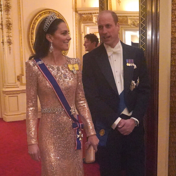La tenue qu'elle a choisi est la même que celle qu'elle portait au mariage d'Hussein de Jordanie avec Rajwa
Le prince William, prince de Galles et Catherine Kate Middleton, princesse de Galles lors d'une réception pour les corps diplomatiques au palais de Buckingham à Londres le 5 décembre 2023