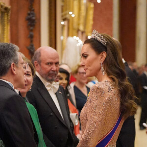 Reporter des tenues éblouissantes, une façon pour Kate de briller, tout en restant mesurée !
Catherine Kate Middleton, princesse de Galles lors d'une réception pour les corps diplomatiques au palais de Buckingham à Londres le 5 décembre 2023