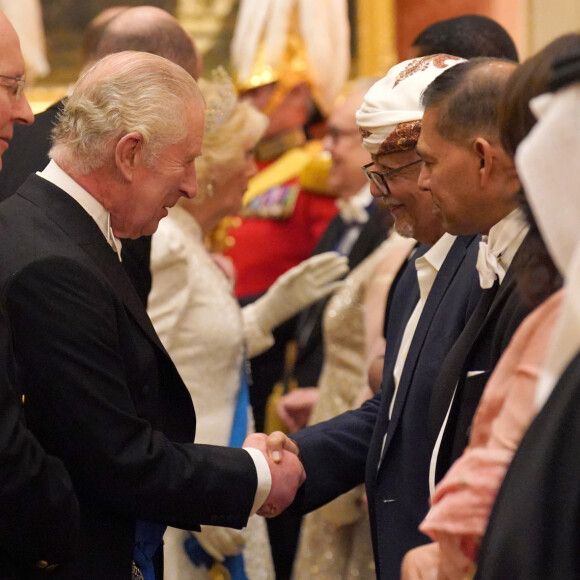 Le roi Charles III d'Angleterre et la reine consort Camilla lors d'une réception pour les corps diplomatiques au palais de Buckingham à Londres le 5 décembre 2023