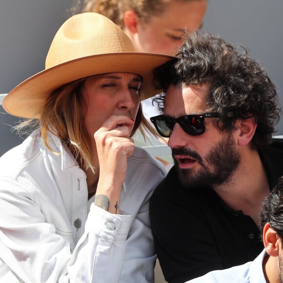 Gunther Love a retrouvé l'amour ! 
Daphné Bürki et son mari Gunther Love - Célébrités dans les tribunes des internationaux de France de tennis de Roland Garros à Paris, France. © Jacovides-Moreau/Bestimage