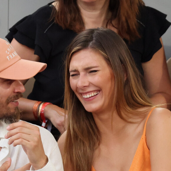 Théo Fleury et sa compagne Camille Cerf, Miss France 2015 en tribune (jour 14) lors des Internationaux de France de Tennis de Roland Garros 2022 à Paris, France, le 4 juin 2022. © Dominique Jacovides/Bestimage