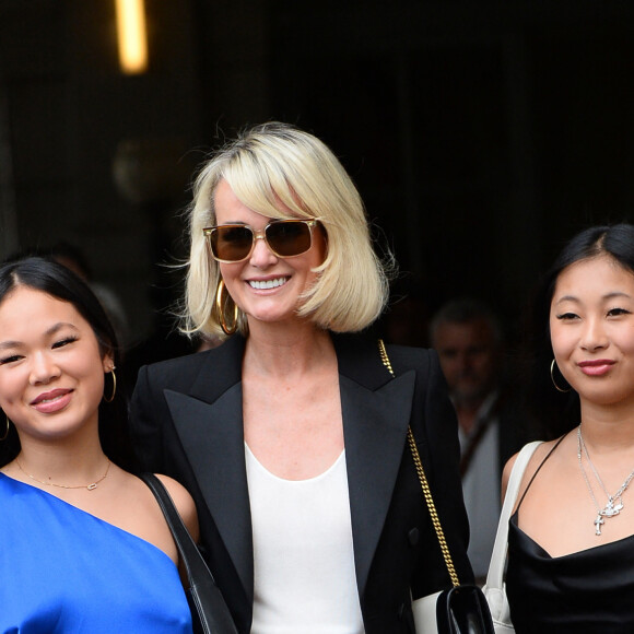 Mais elle tient bon, pour elle, et aussi pour leurs deux filles Jade et Joy.
Laeticia Hallyday et ses filles Jade et Joy à leur arrivée au mariage de Claude Lelouch à la mairie du 18ème à Paris. Le 17 juin 2023