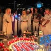 VIDEOS Laeticia Hallyday sur la tombe de Johnny : les fans à ses côtés pour la veillée traditionnelle, séquence émotion